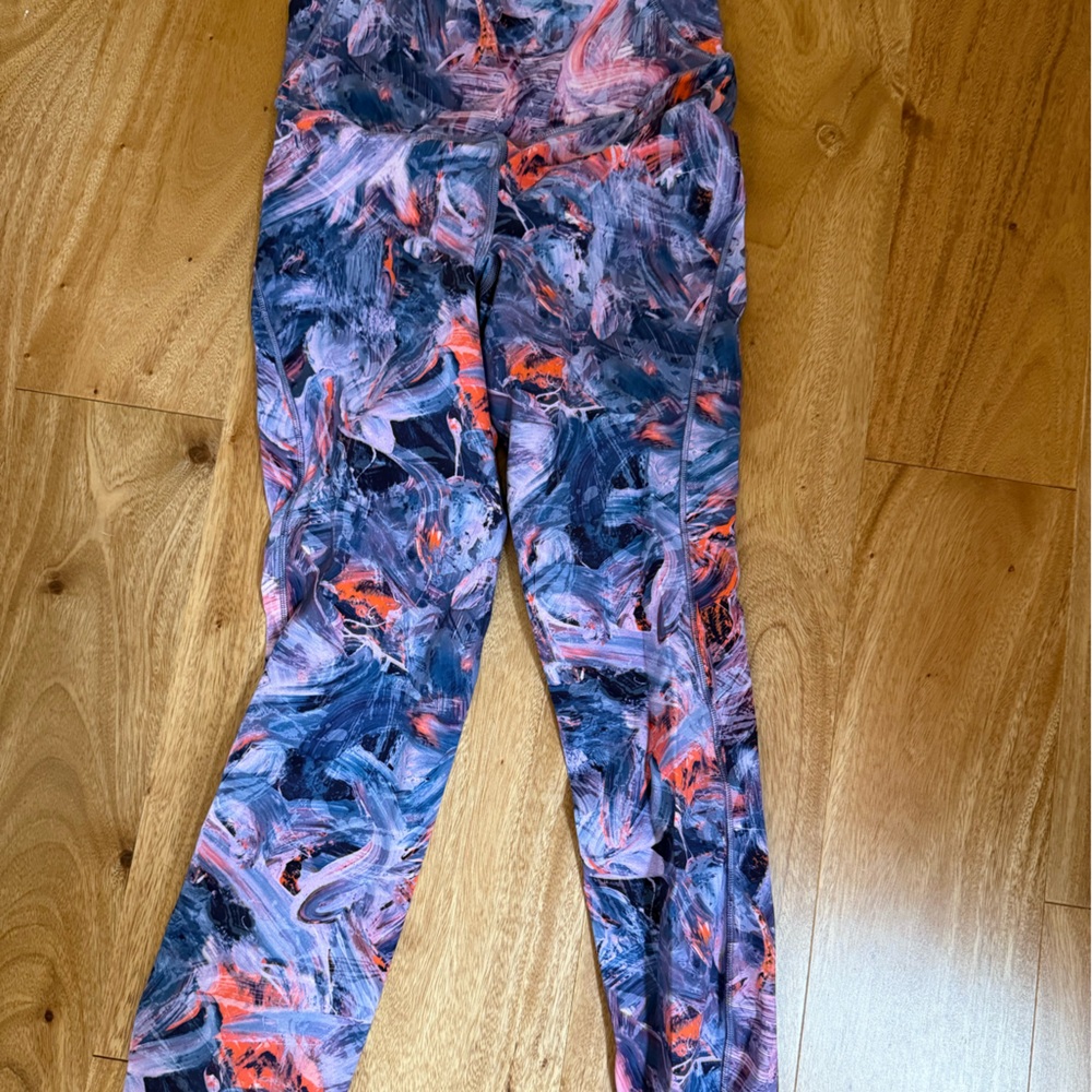 Lululemon leggings
Size 4